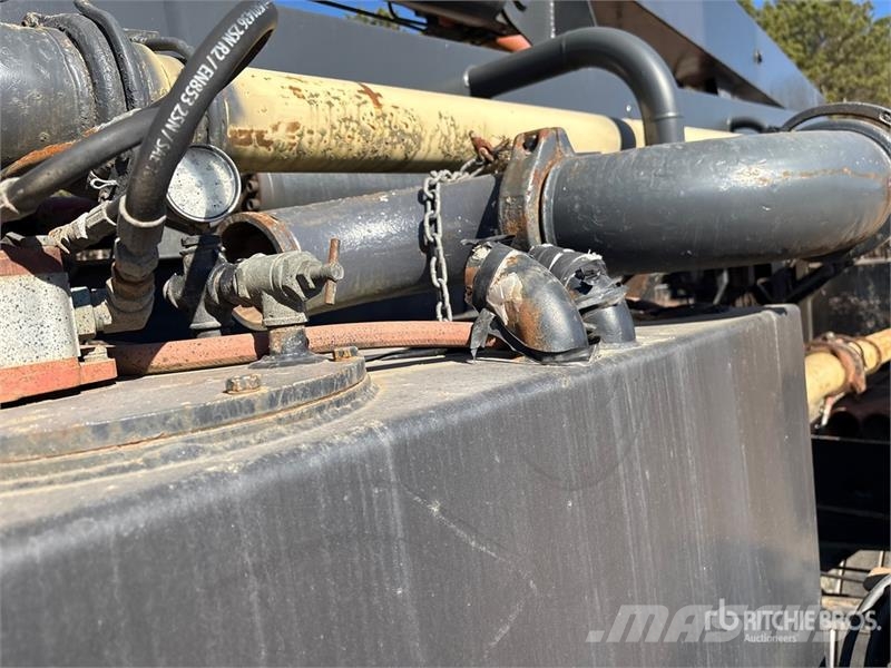 International on International 7600 SBA 8x4 Twin-Steer Concrete  Betonmixers en pompen