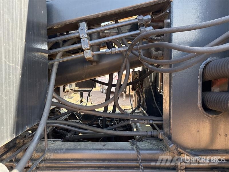 International on International 7600 SBA 8x4 Twin-Steer Concrete Автобетоновози