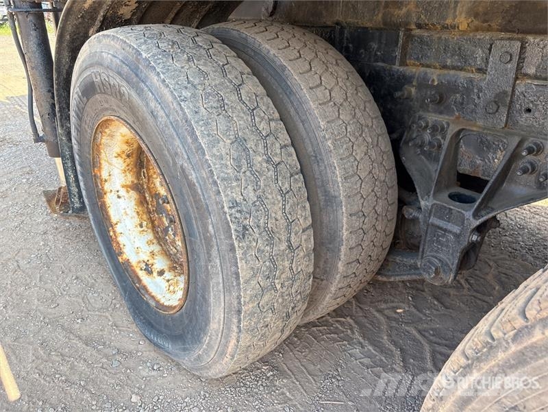 International on International 7600 SBA 8x4 Twin-Steer Concrete Автобетоновози