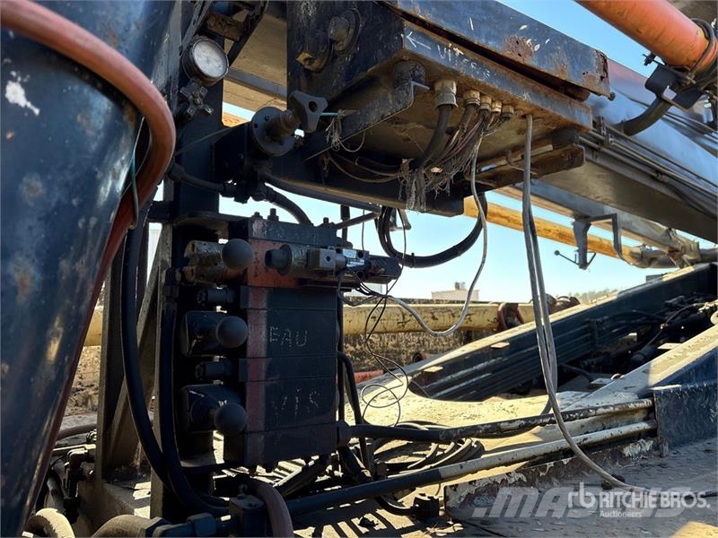 International on International 7600 SBA 8x4 Twin-Steer Concrete  Betonmixers en pompen