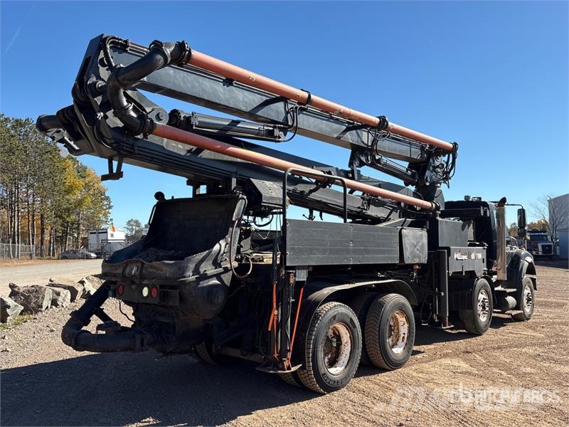 International on International 7600 SBA 8x4 Twin-Steer Concrete  Betonmixers en pompen