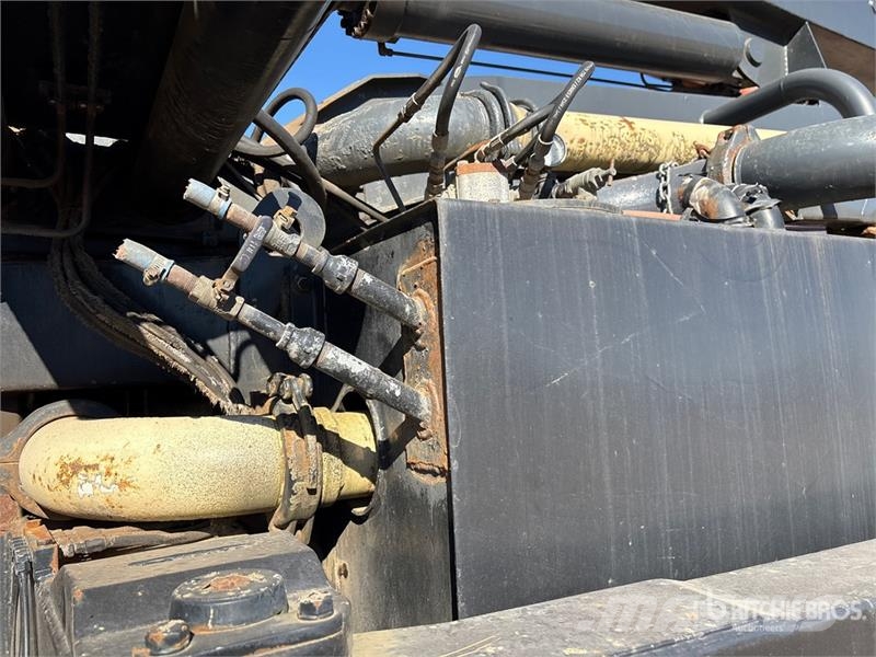International on International 7600 SBA 8x4 Twin-Steer Concrete  Betonmixers en pompen