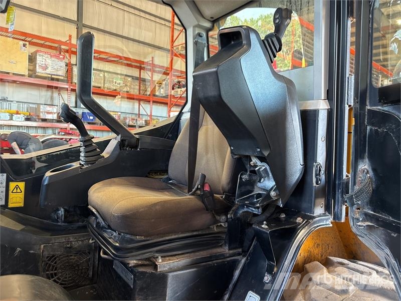 JCB 330 Two-Speed Skid Steer Loader Kompaktrakodók