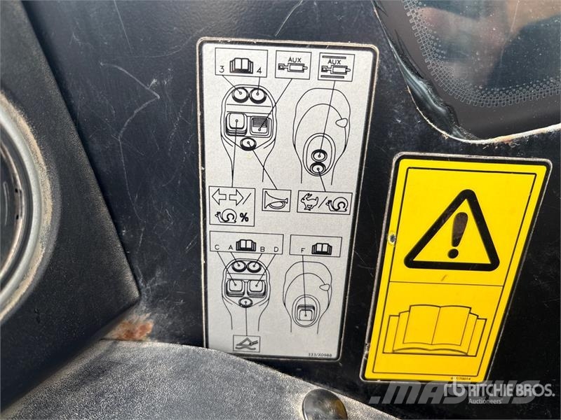 JCB 330 Two-Speed Skid Steer Loader Kompaktrakodók