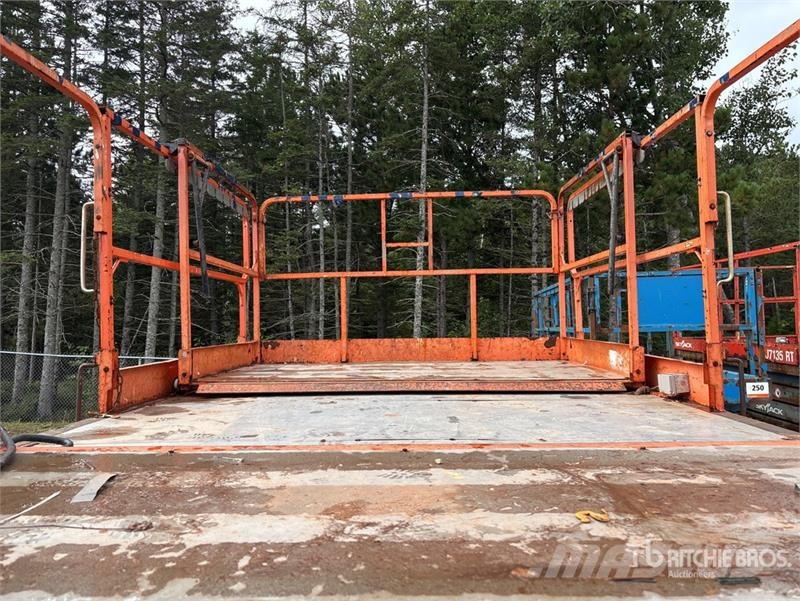 JLG 4394 RT 4x4 Dual Fuel Scissor Lift Nožnicové zdvíhacie plošiny