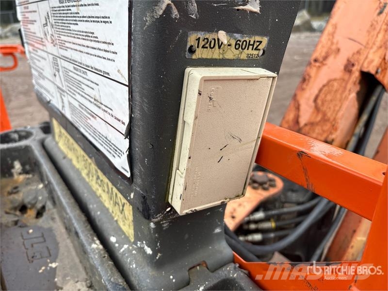 JLG 800 AJ 4WD Dual Fuel Articulating Boom Lift Gelenkteleskoparbeitsbühnen