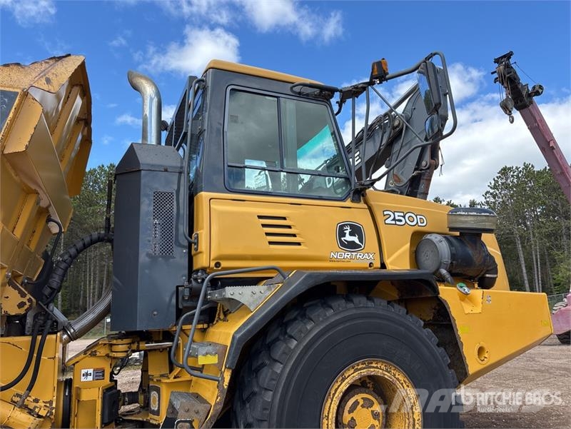 John Deere 250D Series II Articulated Dump Truck Dumper - Knickgelenk