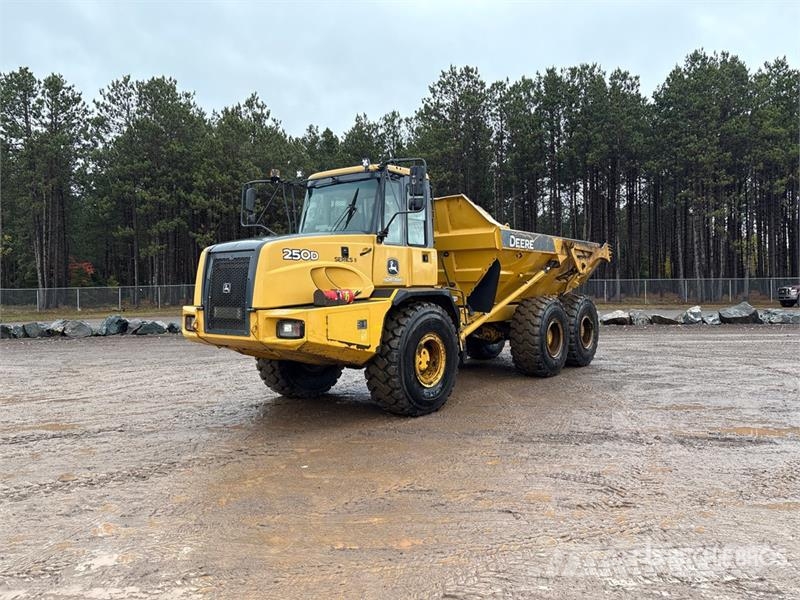 John Deere 250D Series II Articulated Dump Truck Kĺbové nákladné autá