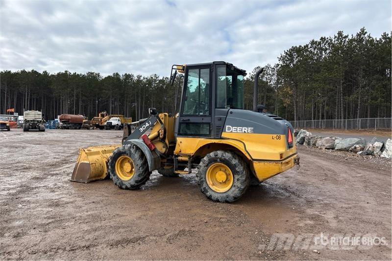 John Deere 304J 휠로우더