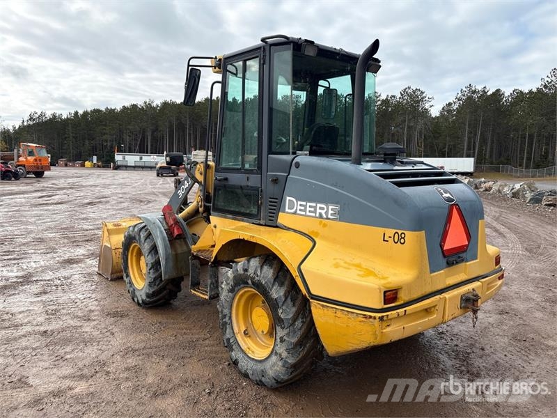 John Deere 304J 휠로우더