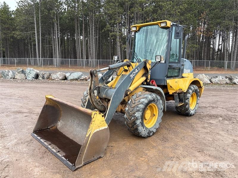 John Deere 304J 휠로우더