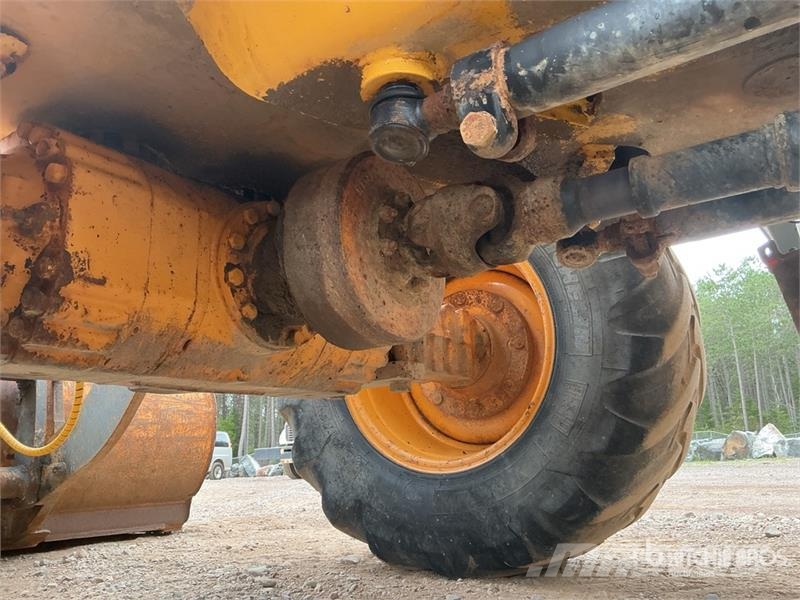John Deere 304J Kolové nakladače