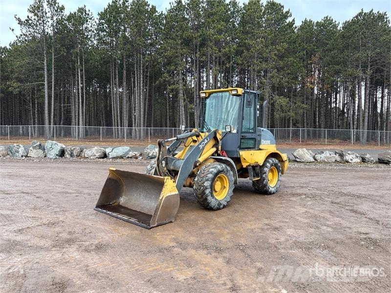 John Deere 304J 휠로우더