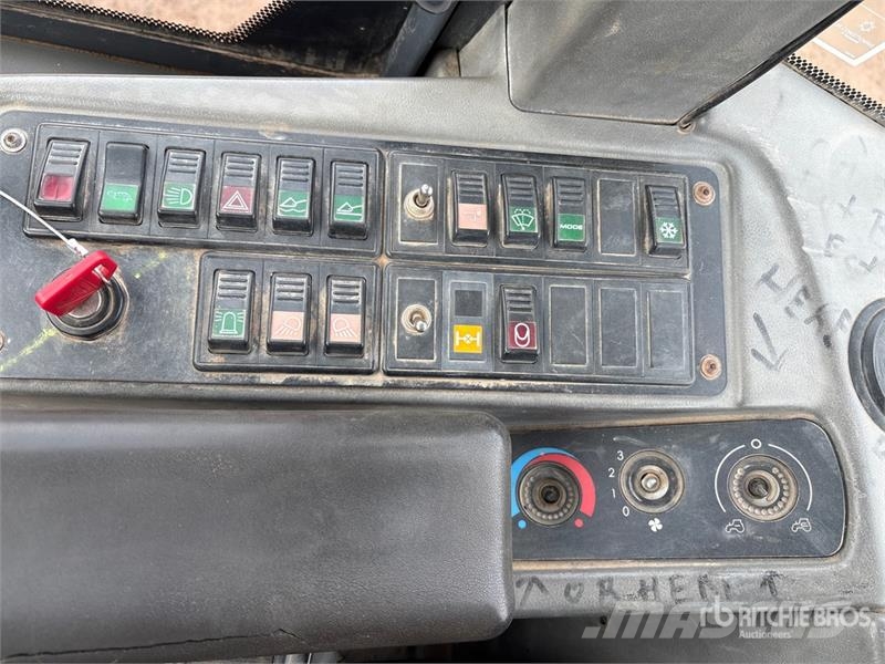 John Deere 304J 휠로우더