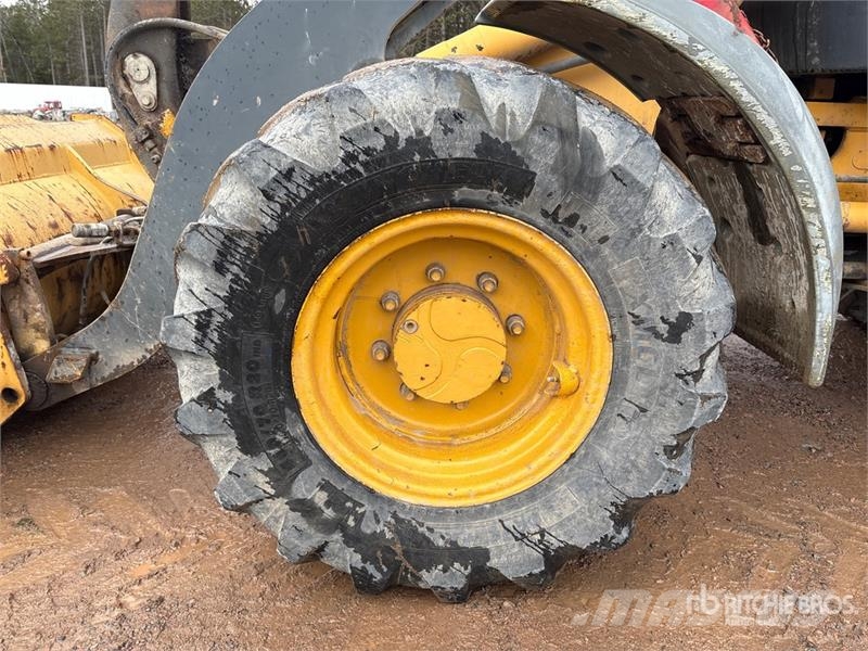 John Deere 304J 휠로우더