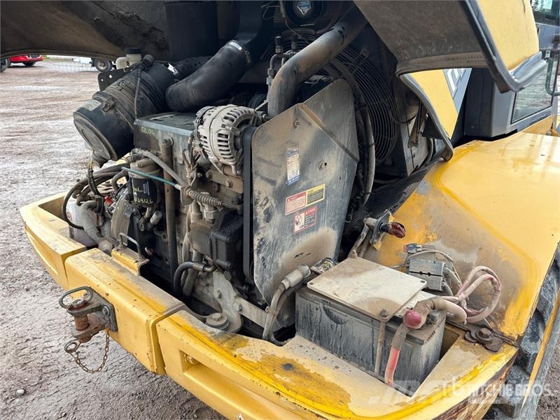 John Deere 304J 휠로우더