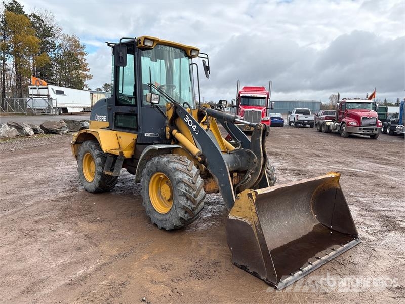John Deere 304J 휠로우더