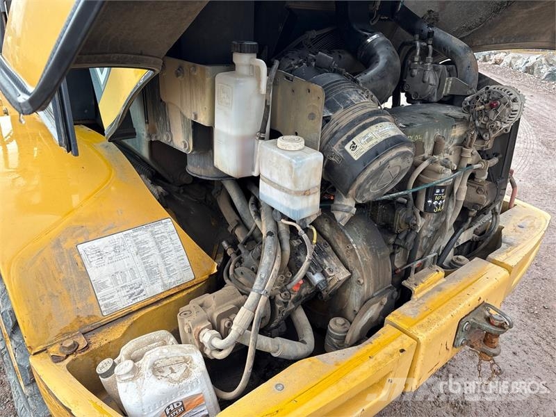 John Deere 304J 휠로우더