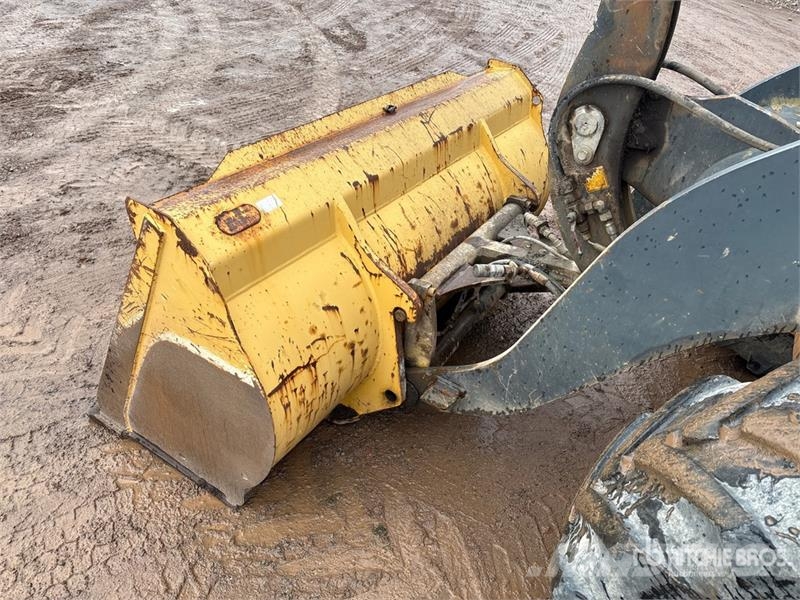 John Deere 304J 휠로우더