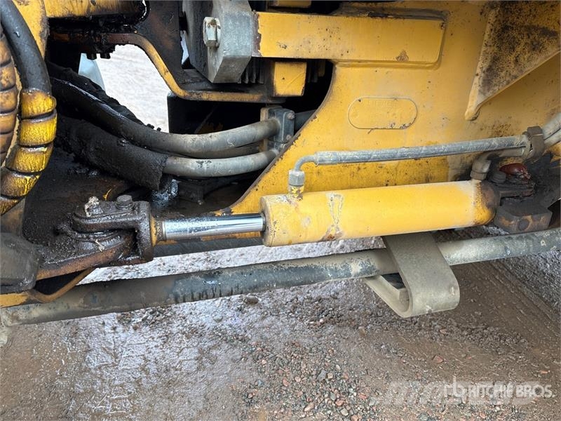 John Deere 304J 휠로우더