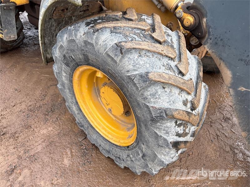 John Deere 304J 휠로우더