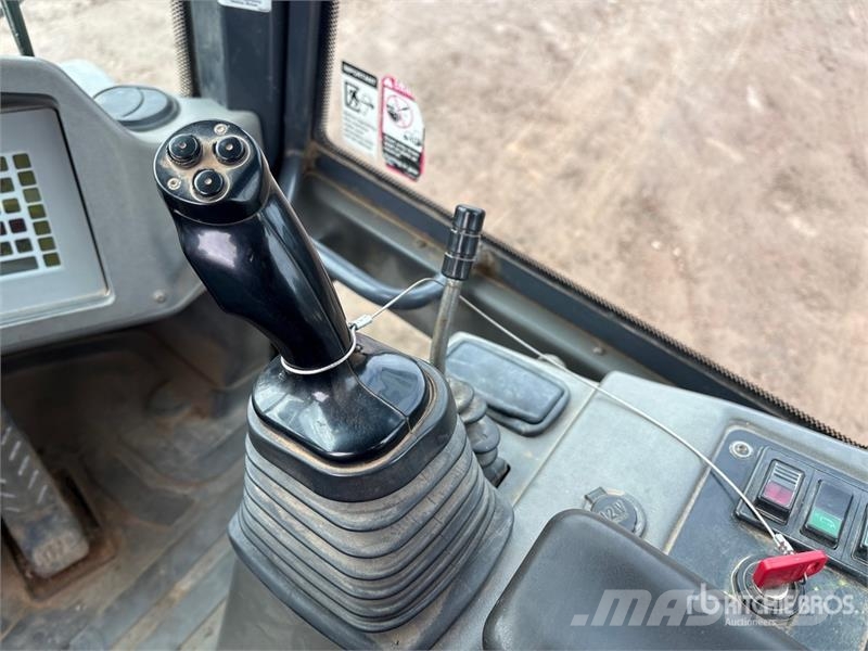 John Deere 304J 휠로우더