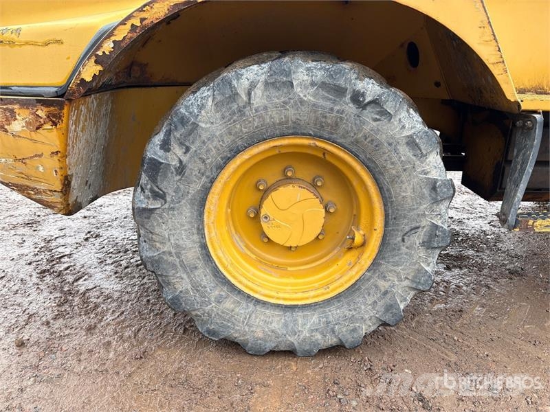 John Deere 304J 휠로우더