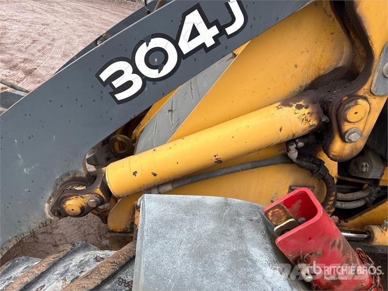 John Deere 304J 휠로우더