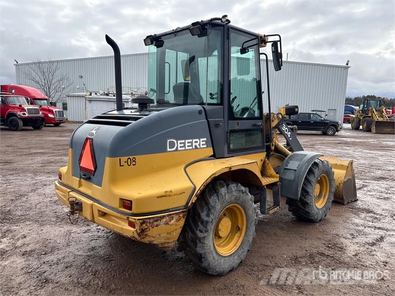 John Deere 304J 휠로우더