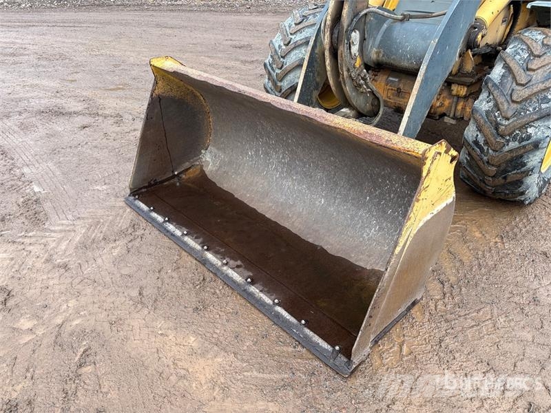 John Deere 304J 휠로우더