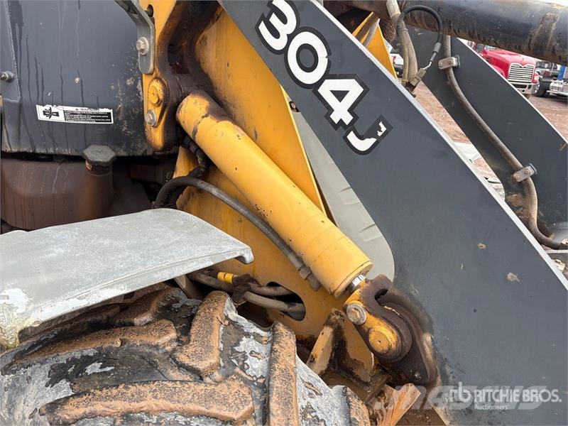 John Deere 304J 휠로우더