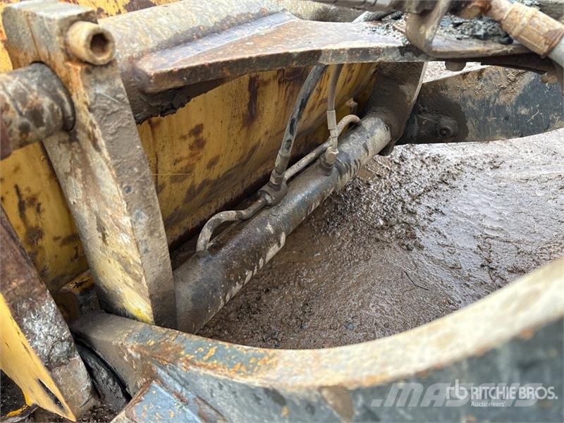John Deere 304J 휠로우더