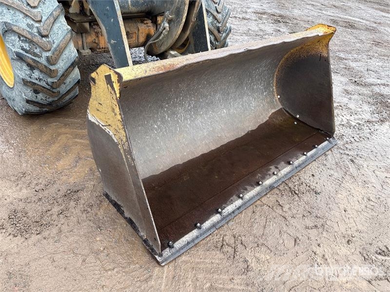 John Deere 304J 휠로우더