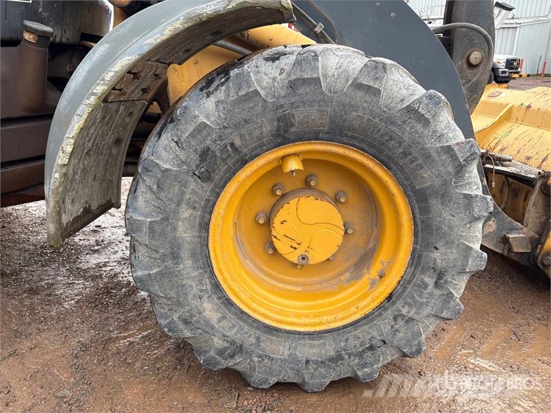 John Deere 304J 휠로우더