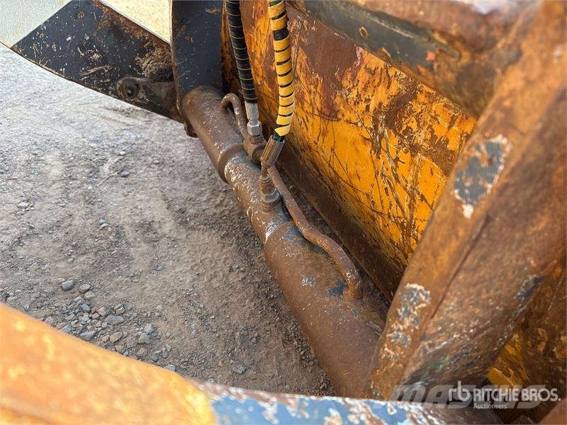 John Deere 304J Kolové nakladače