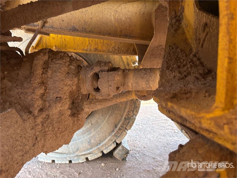 John Deere 350D Liigendraamiga pinnaseveokid