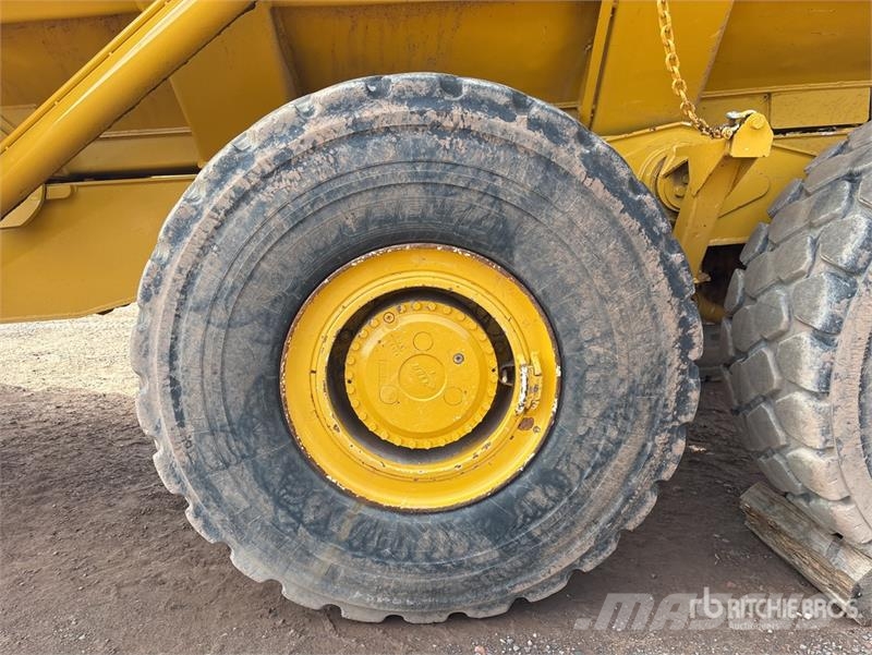 John Deere 350D Liigendraamiga pinnaseveokid