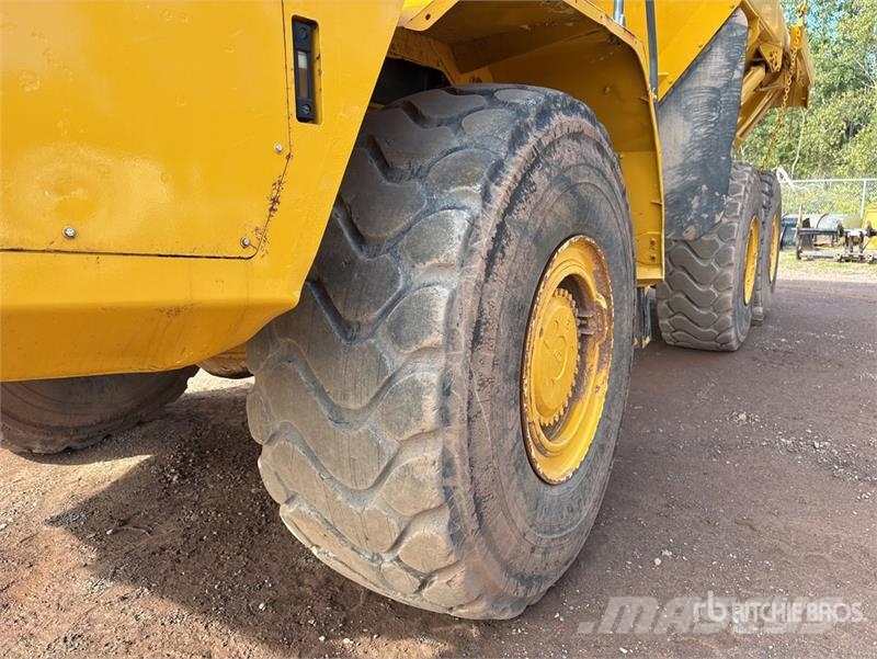 John Deere 350D Liigendraamiga pinnaseveokid