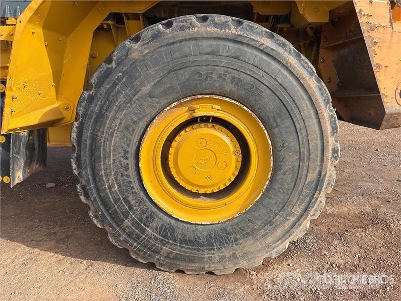 John Deere 350D Liigendraamiga pinnaseveokid
