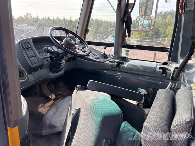 John Deere 350D Liigendraamiga pinnaseveokid