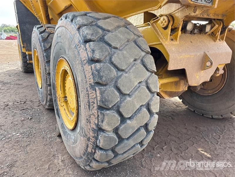 John Deere 350D Liigendraamiga pinnaseveokid