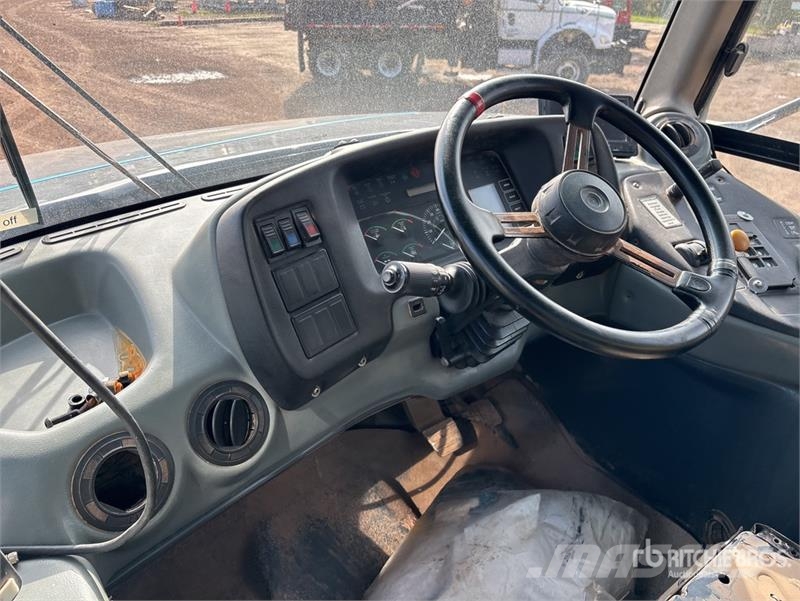 John Deere 350D Liigendraamiga pinnaseveokid