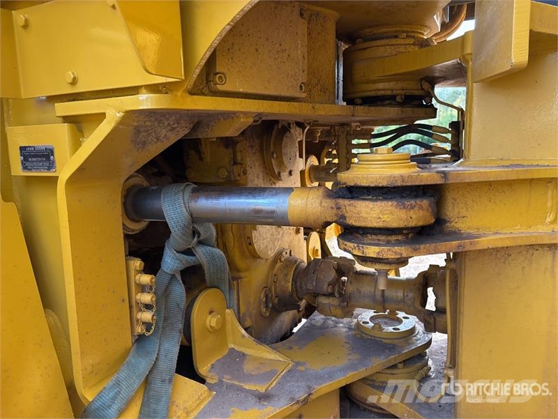 John Deere 350D Liigendraamiga pinnaseveokid