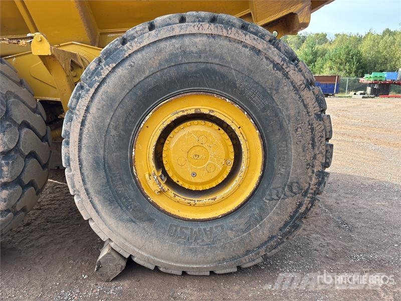 John Deere 350D Liigendraamiga pinnaseveokid