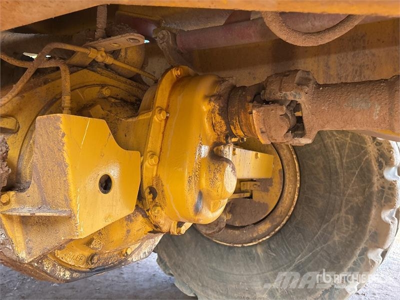 John Deere 350D Liigendraamiga pinnaseveokid