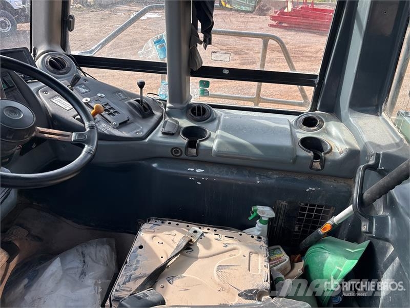 John Deere 350D Liigendraamiga pinnaseveokid