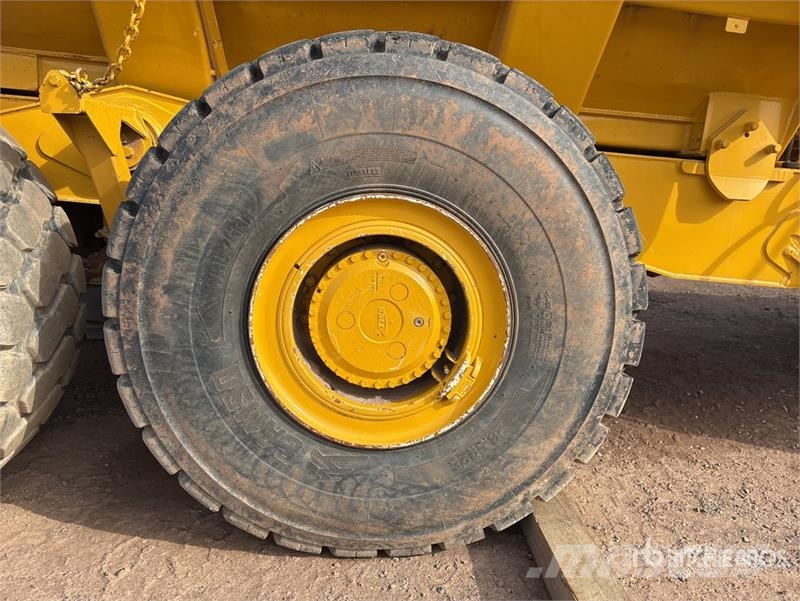 John Deere 350D Liigendraamiga pinnaseveokid