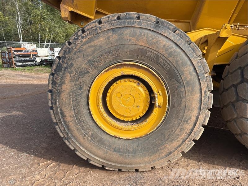 John Deere 350D Liigendraamiga pinnaseveokid