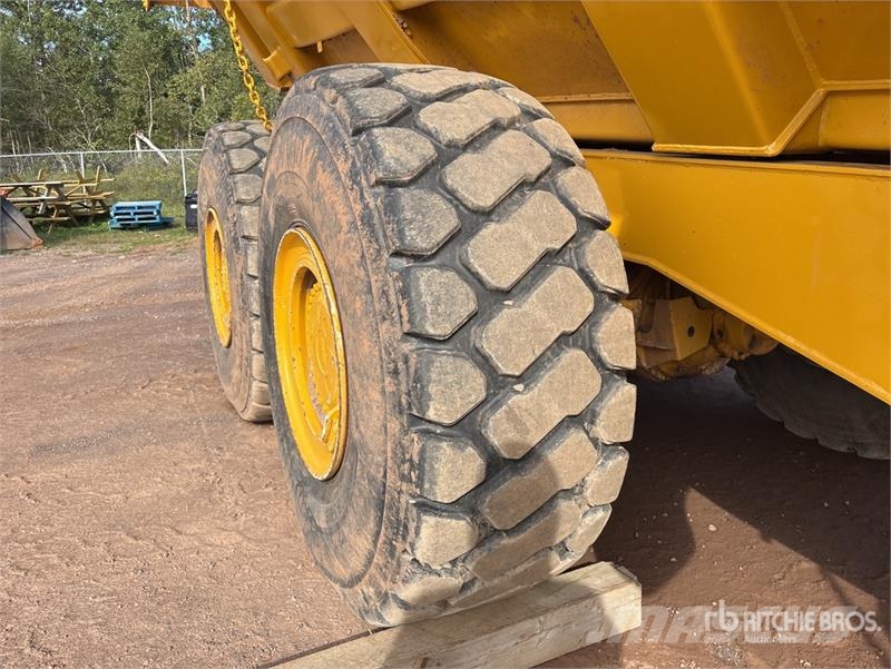 John Deere 350D Liigendraamiga pinnaseveokid