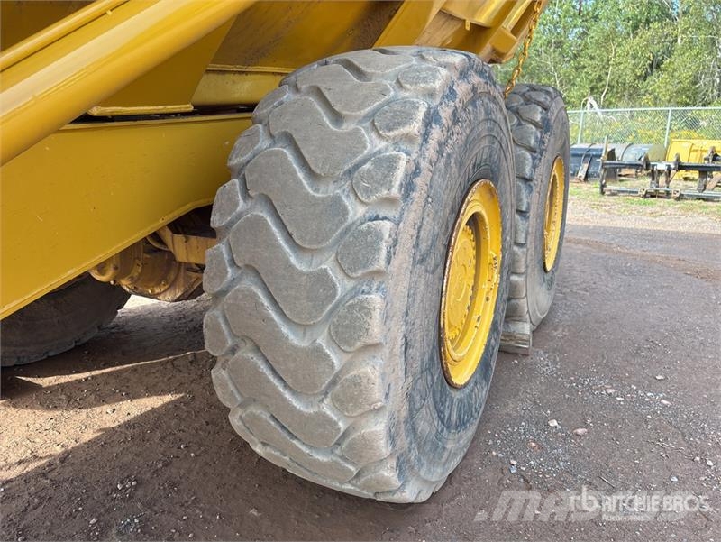 John Deere 350D Liigendraamiga pinnaseveokid